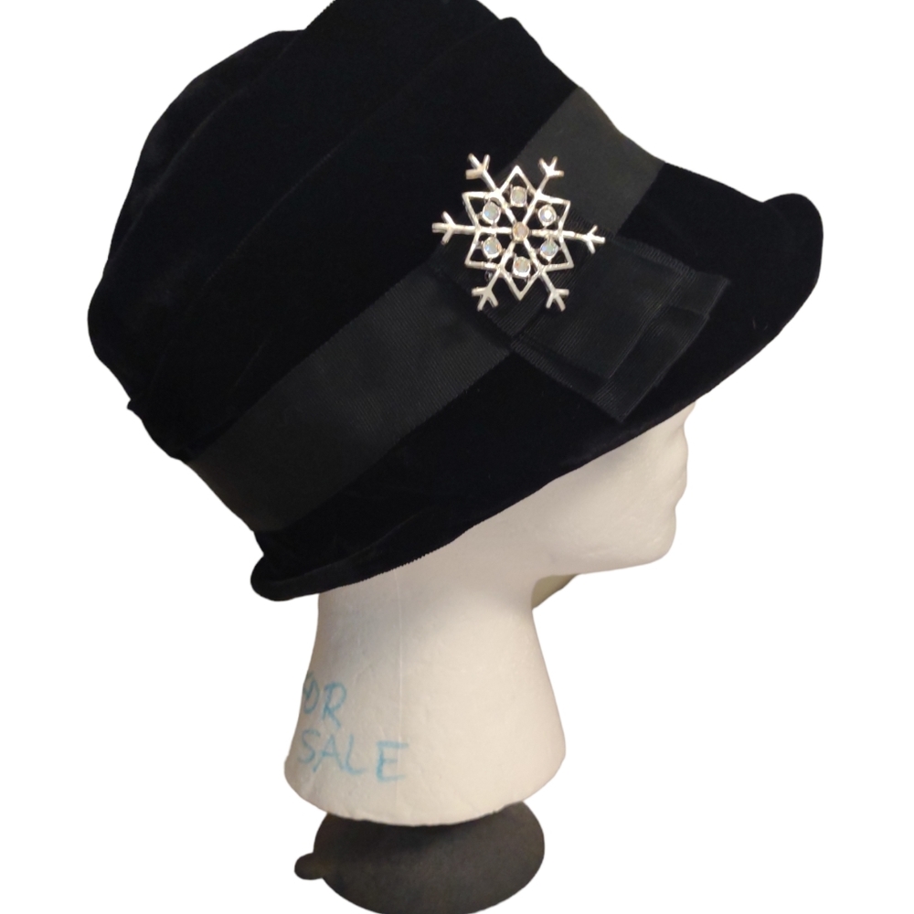 Black velour ladies' vintage hat. Size S. US size 6 3/4 Union made in USA